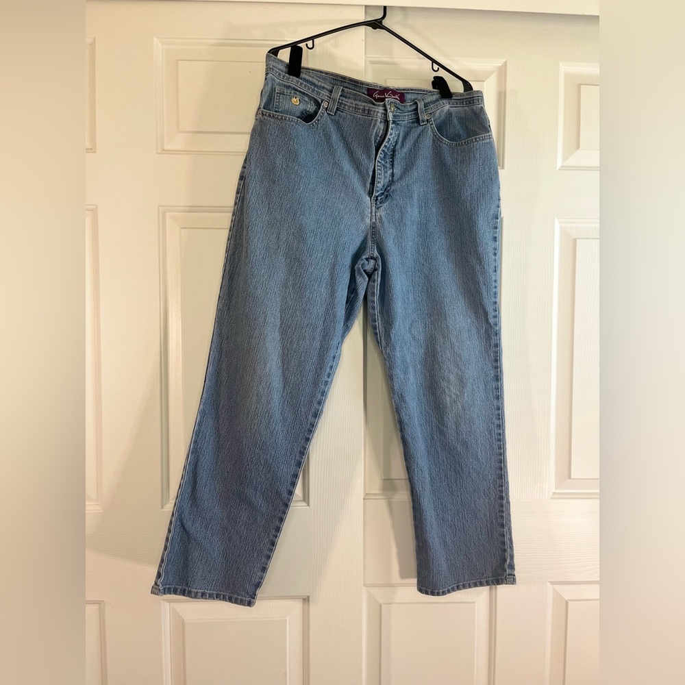 Item 074: EUC Gloria Vanderbilt Mom Jeans in Light Wash (Size 18 Short)